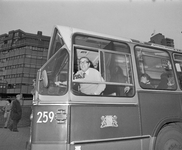 880902 Portret van buschauffeur Van der Zeijde bij zijn laatste rit op de stadsbus, voor zijn pensionering bij het ...